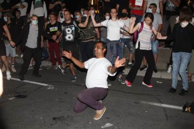  Nevjerovatne scene u Beogradu: Demonstranti opleli kolce! VIDEO 