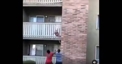  Pogledajte: Fudbaler uhvatio dete bačeno sa 3. sprata (VIDEO) 