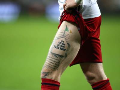  Irski-fudbaler-Dzejms-Meklin-okrenuo-ledja-himni-nece-da-nosi-cvijet-trpi-uvrede-i-prijetnje 