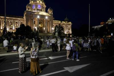  Još jedan protest ispred Skupštine: Samo najuporniji, bez policije, medija 