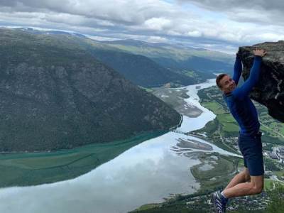  Fudbaler-AZ-Alkmara-Jonas-Svenson-vjezbao-na-litici 