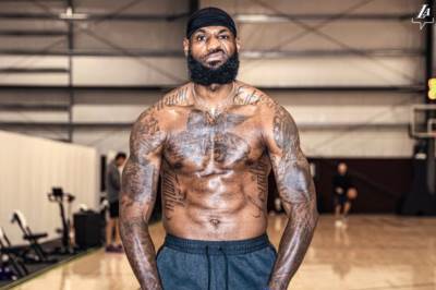  Lebron-Dzejms-misici-fotografija-skinuo-majicu-sa-36-godina-u-17-sezoni 