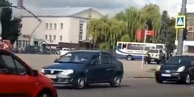 Strava na putu: Naoružani muškarac kao taoce drži putnike autobusu (VIDEO) 