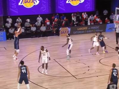  Boban-Marjanovic-NBA-sou-blokada-trojka-sut-jednom-rukom-kosarka 