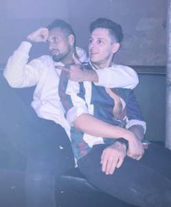  Nik Kirjos bez maske u noćnom klubu 