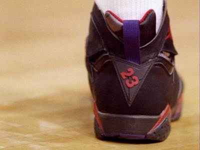  Ludilo u najavi: Prodaju se one "džordanke" sa staklom u đonu (VIDEO) 