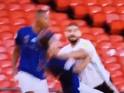  Aleksandar Mitrović udario protivnika pa tješio golmana 