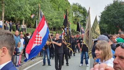  Na proslavu ''Oluje'' došli u majicama sa "za dom spremni" 