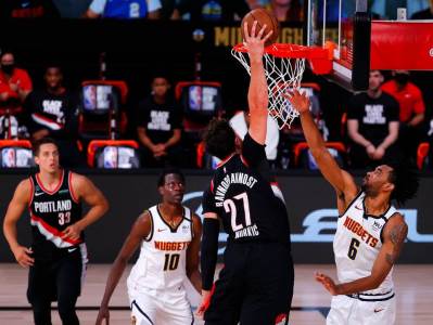  Jusuf Nurkić zakucavanje preko Bol Bola 