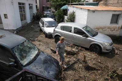  Katastrofa u popularnom grčkom ljetovalištu: Razorna oluja odnijela pet života, ima nestalih, žena spašena helikopterom! 
