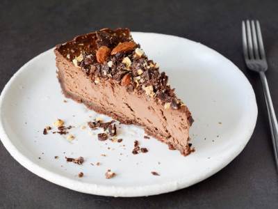  Rashladite se i zasladite: Neodoljivi "sladoled čizkejk" sa čokoladom i lješnicima 