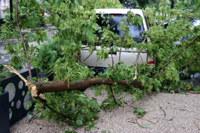  Jako nevrijeme pogodilo Mostar, oštećeno nekoliko vozila (FOTO) 