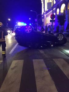  Saobraćajka u centru Banjaluke, automobil završio na krovu 