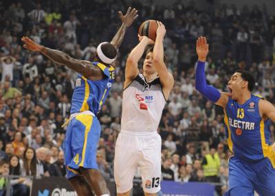  Bogdan Bogdanović čestitka Erik Mika KK Partizan 