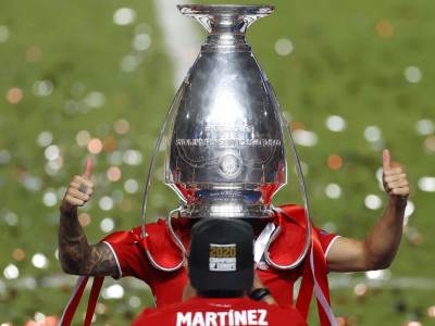  Stavio je pehar na glavu, a svi su pomislili na Binića: Legenda Zvezde otkrio šta je zaista radio sa 