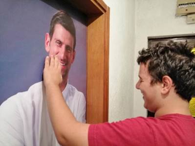  Novak-Djokovic-razlog-za-osmeh-Petar-decak-sa-autizmom-iz-Makedonije-prati-sve-Noletove-meceve 