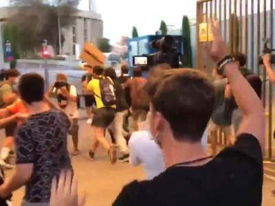  Barselona odlazak Mesija protesti navijača 