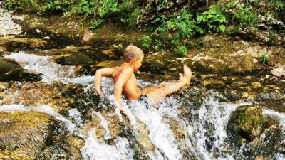  Djeca našla pun kofer oružja: Igrali se pored Rijeke Crnojevića 