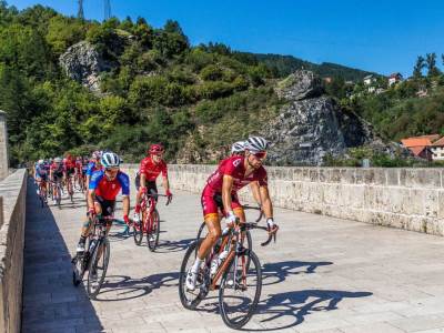  Trka kroz Srbiju: Roman Maikin pobjednik prve etape, biciklisti vozili preko ćurprije na Drini  