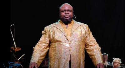  Šok za muzički svijet: Čuveni pjevač u 49. godini preminuo od posljedica koronavirusa 