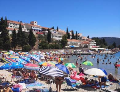  U Neumu i dalje vri: Ni korona ni škola nisu zaustavili turiste željne mora 