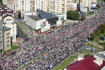  Marširaju ka Lukašenku: Ponovo masovan protest u Minsku, policija hapsi na stotine demonstranata 