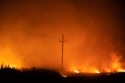  Ogroman požar u Mostaru: Vatrena stihija prijeti objektima, vjetar otežava gašenje 