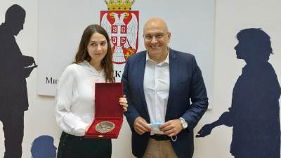  Ministar kulture Srbije uručio nagradu banjalučkoj pjesnikinji Vladani Perlić 