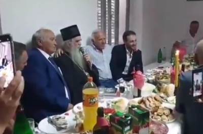  "KAD SE VOJSKA NA KOSOVO VRATI..." Mitropolit Amfilohije uzeo mikrofon, pa zapevao na slavi (VIDEO) 