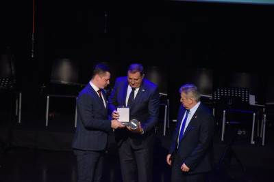  Dodiku uručena Povelja grada Bijeljine 