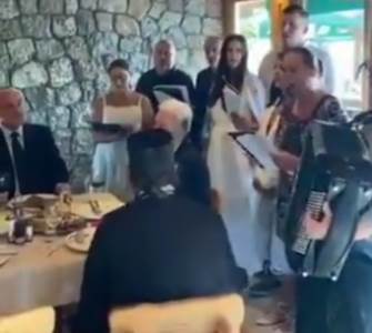  Krivokapić slavi uz "Tamo daleko": Na pomen Srbije, Crnogorci dizali čaše i nazdravljali odlasku DPS-a (VIDEO) 