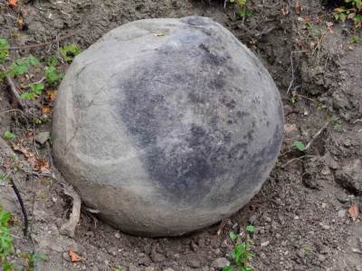  Pored Srebrenice pronađena velika kamena kugla 