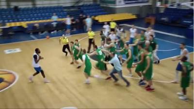 Ovakvu tuču još nismo videli: Svi se pesničili na prijateljskoj košarkaškoj utakmici! (VIDEO) 