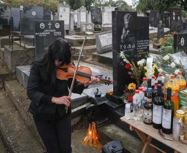  Pjesma se orila na grobu Tome Zdravkovića: "Prokleta je ova nedelja" (VIDEO) 