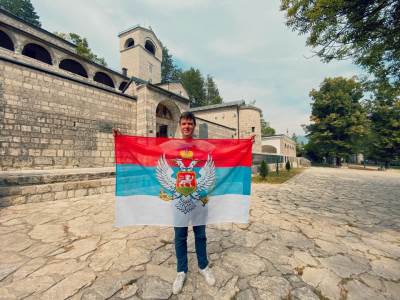  Malagurski na Cetinju raširio staru crnogorsku zastavu (FOTO) 