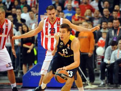  Bogdan-Bogdanovic-Marko-Guduric-gledaju-Fenerbahce-Crvena-zvezda-Evroliga-kosarka 