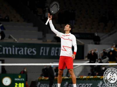  Rolan-Garos-Novak-Djokovic-ciscenje-teren-povreda-skandal 