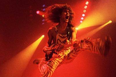  Preminuo Edi Van Hejlen - legendarni roker izgubio bitku s najtežom bolešću 