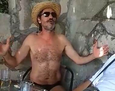  Snimak koji je zapalio društvene mreže: Gagi Jovanović zapjevao u gaćama "Neka uđe u golove tuđe"! (VIDEO) 