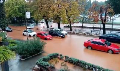  Hrvatskoj prijete poplave: Gradovi pod vodom, kolaps u saobraćaju (FOTO, VIDEO) 