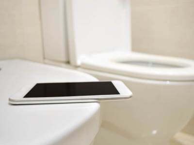  Prestanite da nosite telefon sa sobom u toalet: Pet razloga koji će vas natjerati da okončate ovu ružnu naviku! 