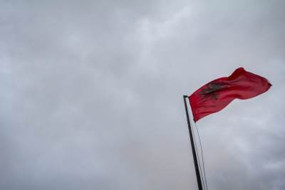  Sveštenik iz Beograda skinuo albansku zastavu na Košarama 