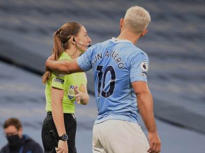  Mančester siti - Arsenal Serhio Aguero kontakt sa pomoćnikom 