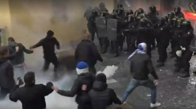  Suzavac i vodeni topovi u Pragu: Protesti zbog mjera za suzbijanje korone, demonstranti napali policajce! (VIDEO) 