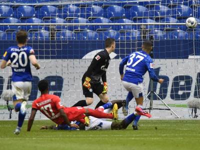  Matija Nastasić bio na ispitivanju kod navijača: "Ultrasi" sačekali igrače Šalkea poslije neuspjeha 