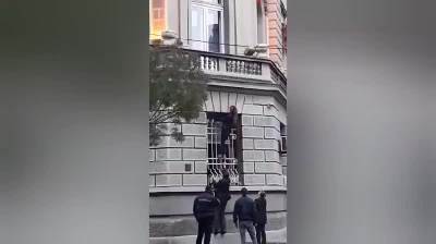  Otkriven razlog drame ispred Predsjedništva Srbije: Djevojka je visila na prozoru, policija je jedva spustila (VIDEO) 
