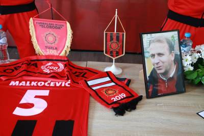  nk široki brijeg - cvijeće na grob sakib malkočević (foto) 