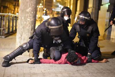  Barselona demolirana, policija tukla i hapsila: Protesti zbog restriktivnih mjera 