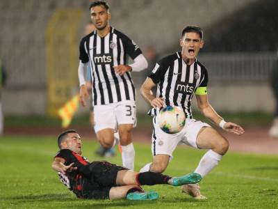  Penal za Partizan: Asanov šut zaustavljen rukom, sudija pokazao na bijelu tačku! (VIDEO) 