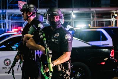  Napad u kanadskom Kvebeku: Muškarac u srednjovijekovnoj odori išao ulicom i ubadao ljude nožem (VIDEO) 